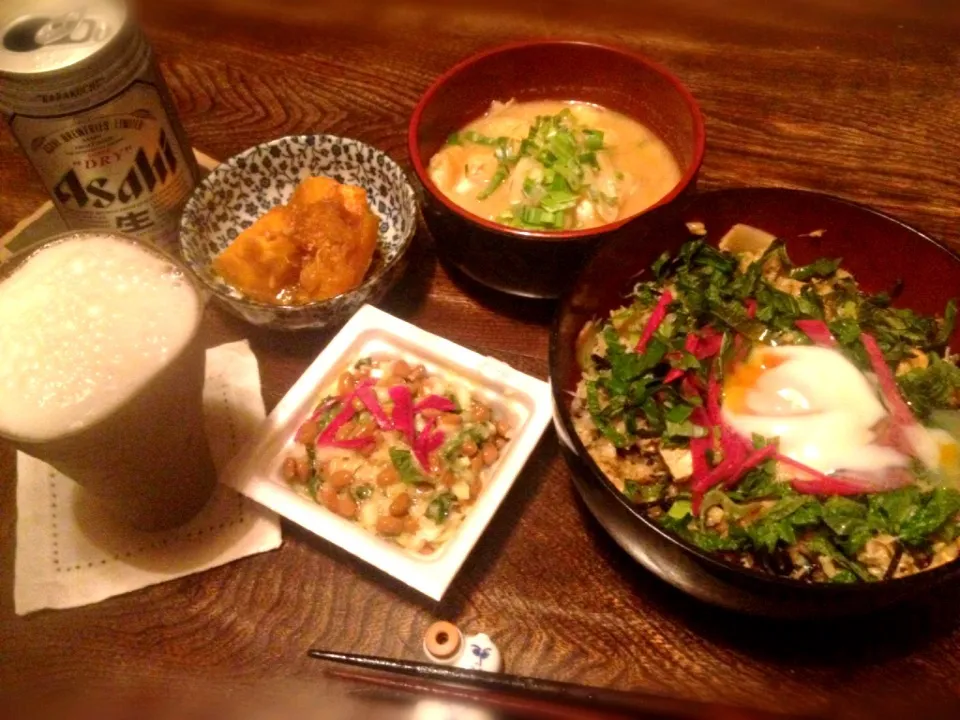 鹿尾菜と筍水煮と油揚げと大蒜醤油漬けと縮緬雑魚の混ぜご飯 大葉と自家製生姜梅酢漬けと温玉がけと大根と油揚げと深谷ネギのお味噌汁と南瓜の煮付けとおろし納豆|トキロックさん