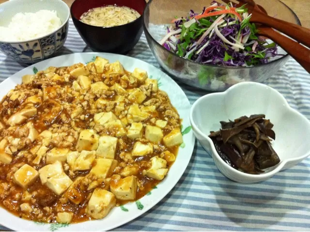 Snapdishの料理写真:胸肉荒みじん麻婆豆腐・茄子と舞茸甘辛炒め・紫キャベツ水菜カニカマのサラダ・白菜えのき味噌汁|まーままさん