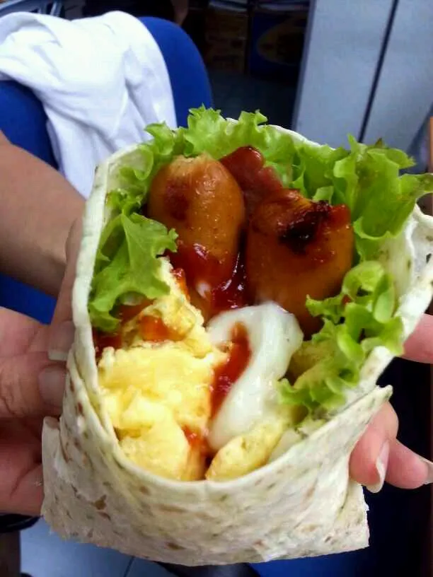 sausage ham egg pita bread roll|Derbie Wongさん