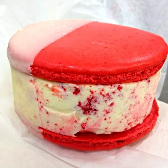 Red Velvet Macaron Ice Cream Sandwich|Romeoさん