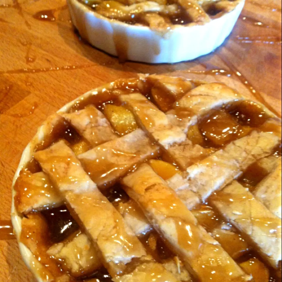 Mini Caramel Apple Pies|lindsay robesonさん