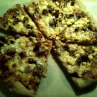 Grilled pizza with roasted corn, wild boar sausage, ground beef and barbecue sauce|Dan Zarinさん