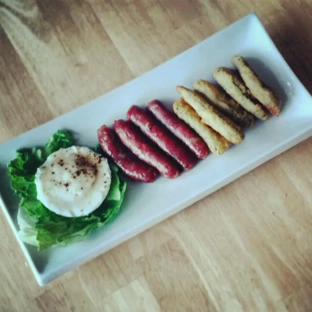 pouched egg, brown sugar honey sausage, baked battered zucchini|Ren I Cookさん