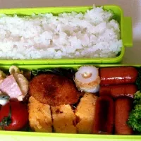 Snapdishの料理写真:″旦那お弁当″卵焼き、マカロニサラダ、ウィンナー、ブロッコリー、コロッケ|もち豆腐さん