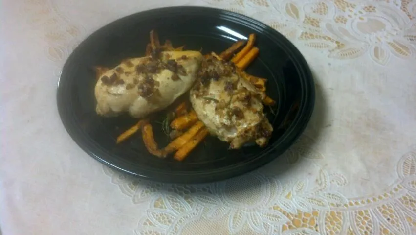 Organic chicken breast sauteed with shallots, garlic & rosemary with sweet potato fries in Rosemary/garlic butter|Lisa Gilbertさん