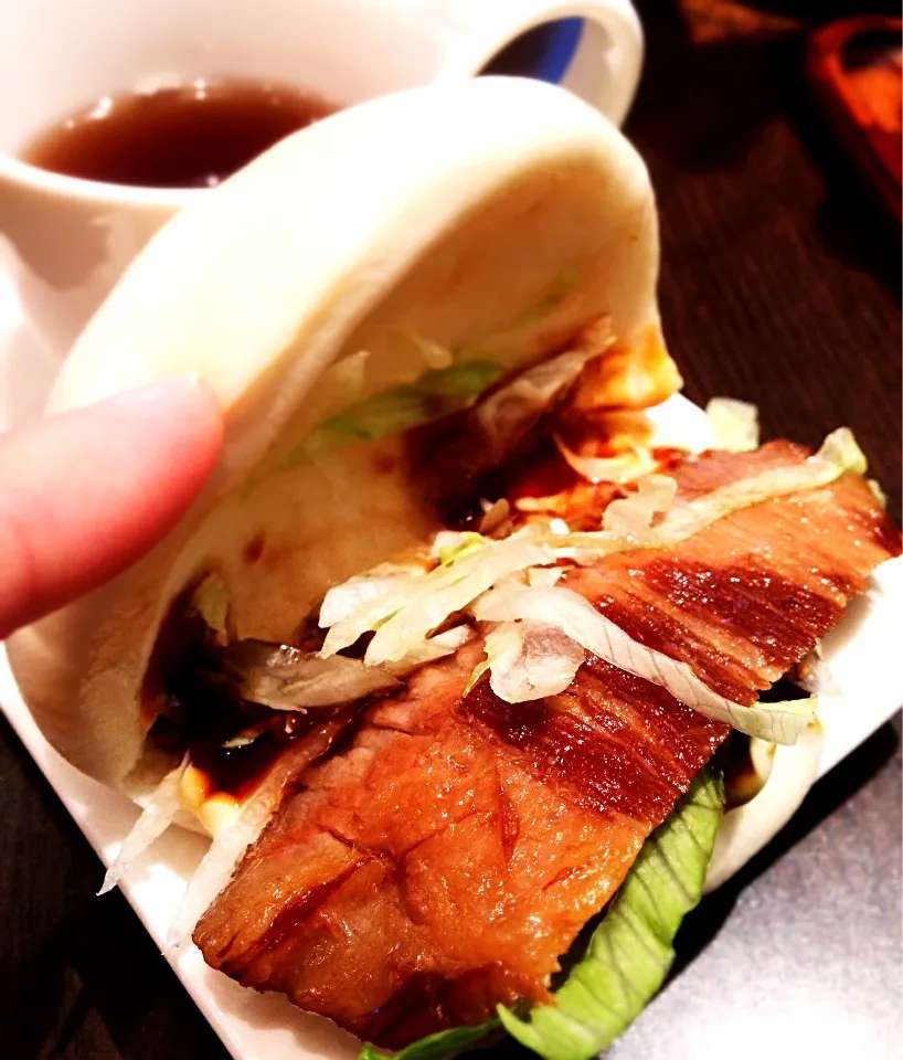 Chinese-Japanese fusion: Kong Bak pau with Japanese pork cheek@Santouka|coxiella24さん