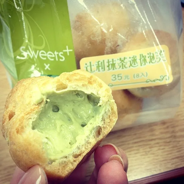 Snapdishの料理写真:Tsujiri Matcha Mini Cream Puff|tzean chenさん