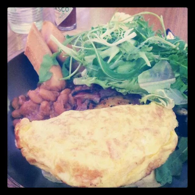 cheezzzzy omelette, crispy toast, baked beans, mushrooms and greeens for brekie. yum yum|joey limさん