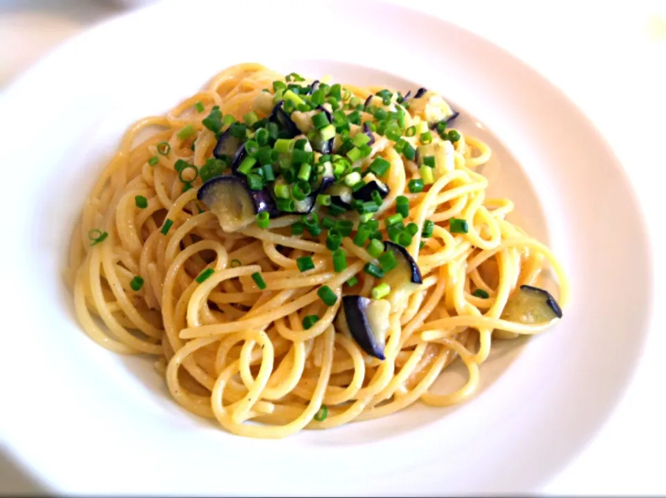 【本日のランチ】焼きナスのペースト揚げナスのトッピング付きパスタ。(ﾟдﾟ)ﾒﾁｬｳﾏｰ|JTKさん