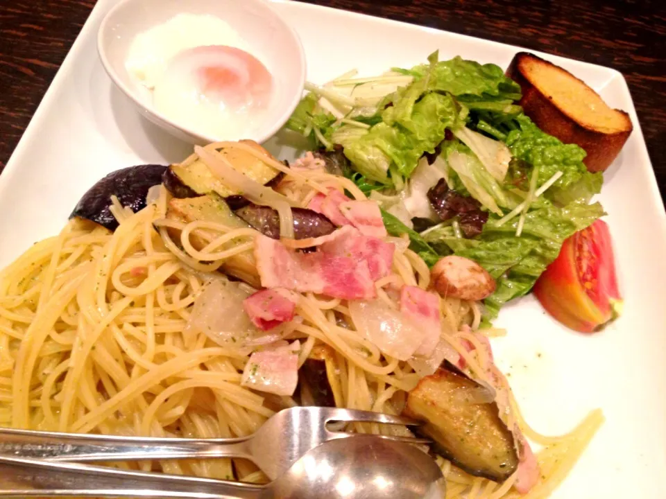 Snapdishの料理写真:ベーコンとなすのパスタランチ|leimomiさん