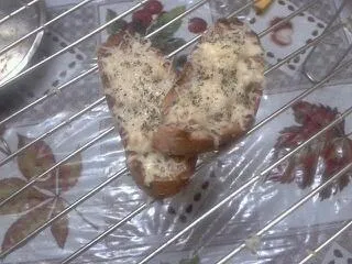 cheese N'garlic bread with pepper|aniket kryptonite raoさん