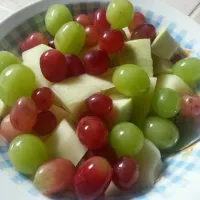 Snapdishの料理写真:green and purple grapes, guava and honeydew|Shermaineさん