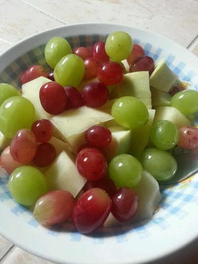 green and purple grapes, guava and honeydew|Shermaineさん