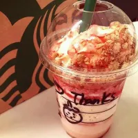 Snapdishの料理写真:ストロベリーチーズケーキフラペチーノ|ちーちゃんさん