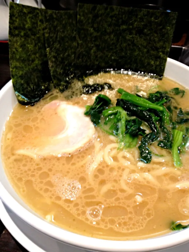 Snapdishの料理写真:豚骨醤油ラーメン|morimi32さん