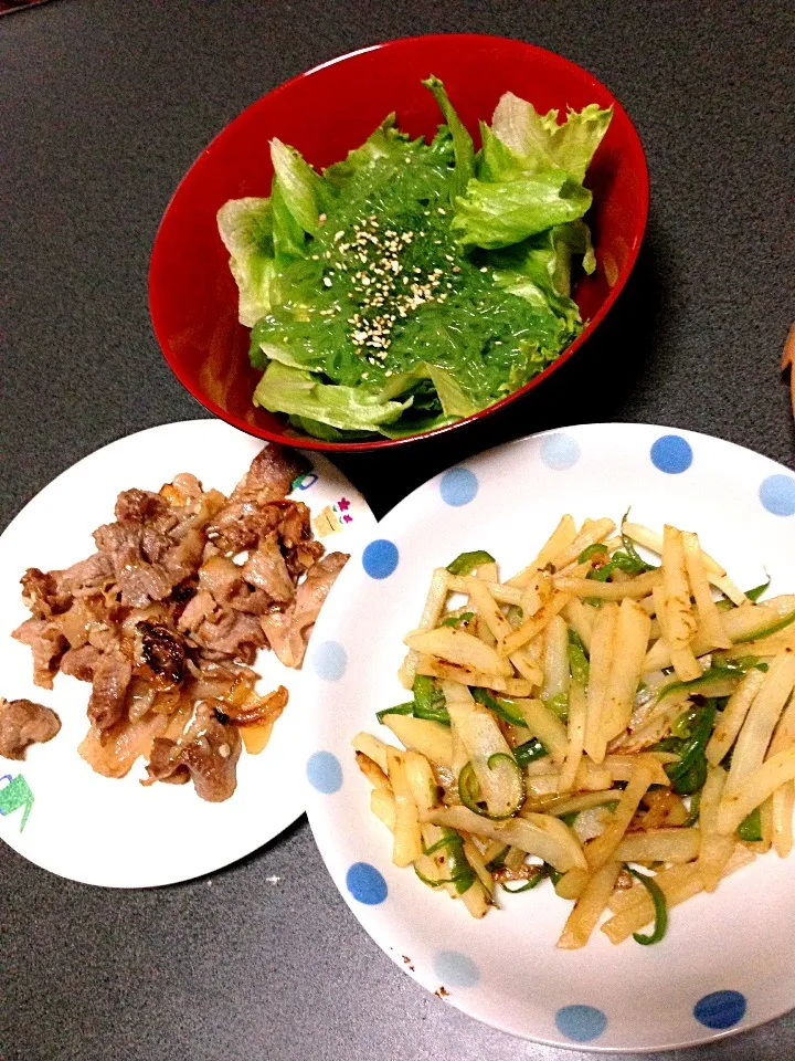 Snapdishの料理写真:じゃがいもとピーマンの炒め物、豚肉のチーズ炒め、こんにゃくサラダ|mariaさん