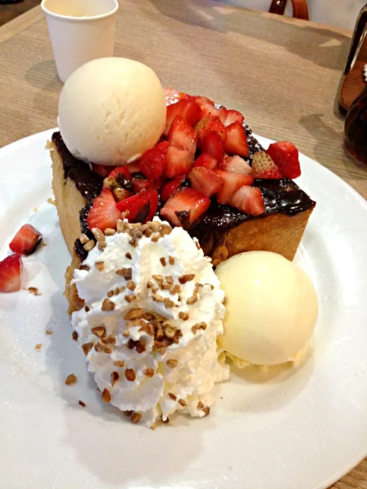 Chocolate toast with strawberries|Watashiさん