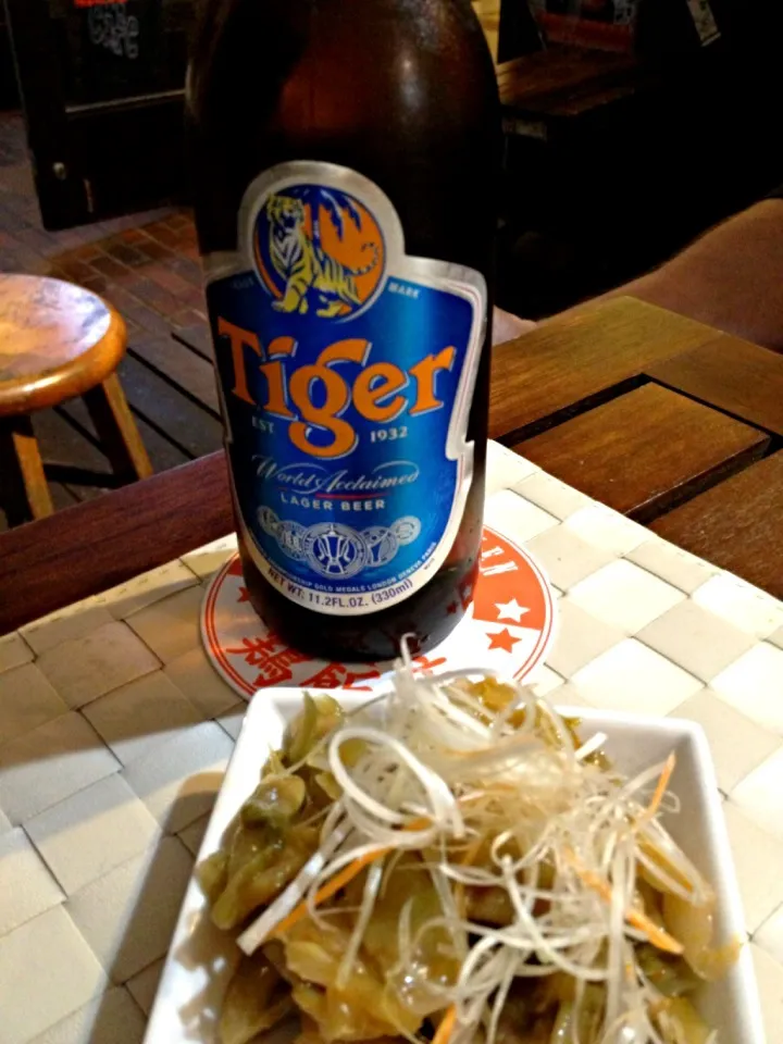 Chinese Pickles & Tiger Beer|Chris Shannonさん