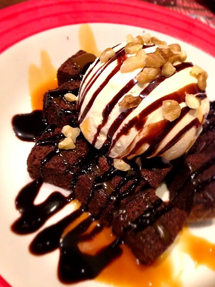 Vanilla ice-cream on top of brownies|PhUnGさん