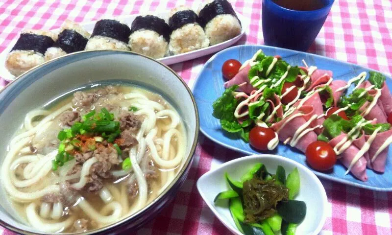 肉うどん(牛切り落とし肉･玉葱･生姜･青ねぎ)、俵むすび(天かす･鰹節･海苔)、ビアソーのチシャバ巻き、プチトマト、きゅうりの昆布茶揉みもずく和え|まあるさん