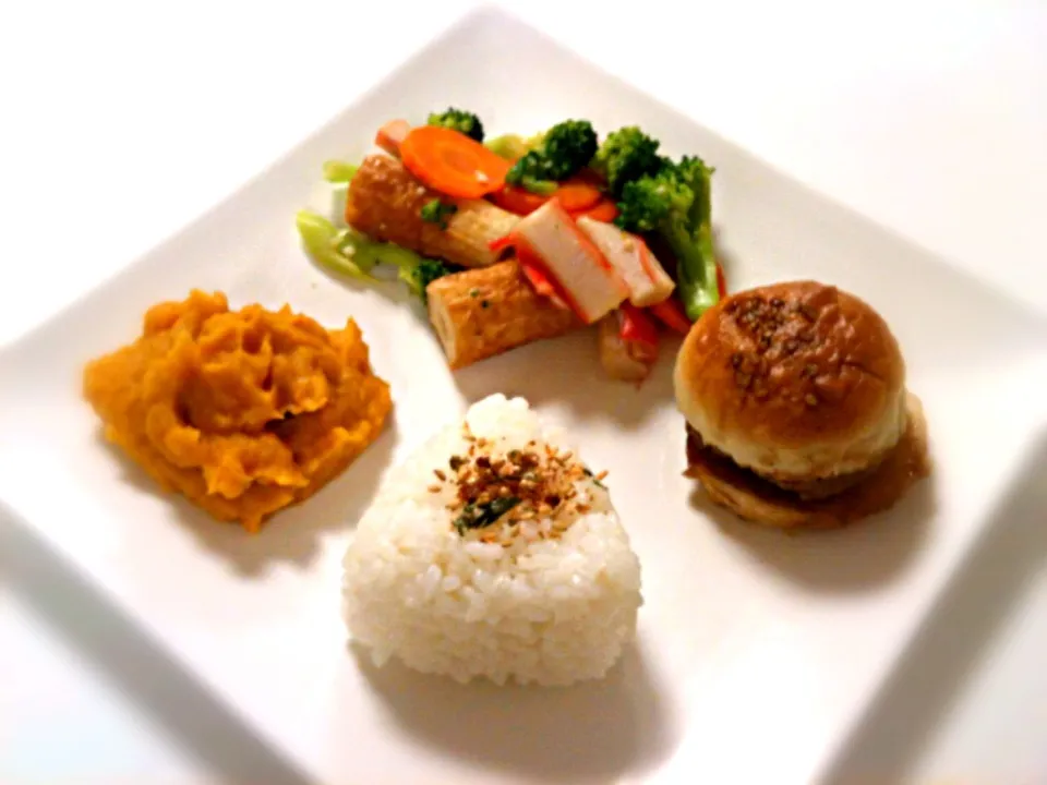 Snapdishの料理写真:[Dinner] Mini Hamburger, Peanut Butter Pumpkin & Chinese style fries Vegetable 🍔🍚🍖🍤|keikeilimさん