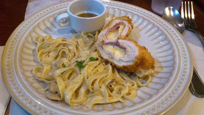 Snapdishの料理写真:Chef Soc's Chicken Cordon Bleu in White Sauce with Mushroom and Bacon|Van Fabulさん