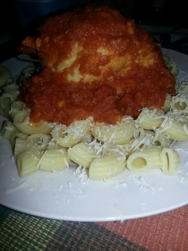 pasta with pomodoro sauce and chicken....also parmesan cheese|Daniel Olléさん