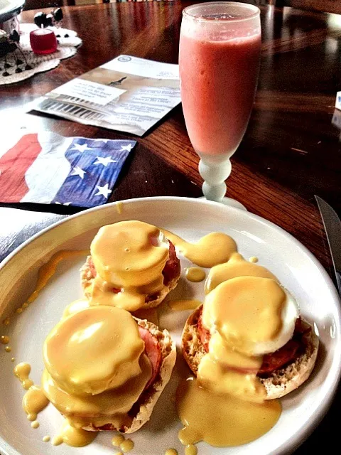 Eggs Benedict and three berry smoothies!|Sarah Althoffさん