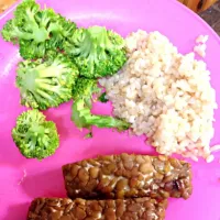 Baked tempeh with brown rice and steamed broccoli|Amber Lynn Lacy Mannionさん