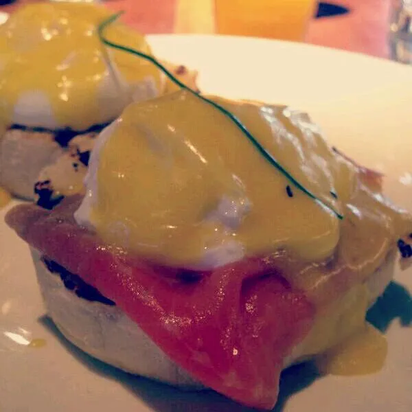 Egg benedicts
warm muffin buns with poached egg& smoke salmon~ of course top with hollandaise sauce|joey limさん