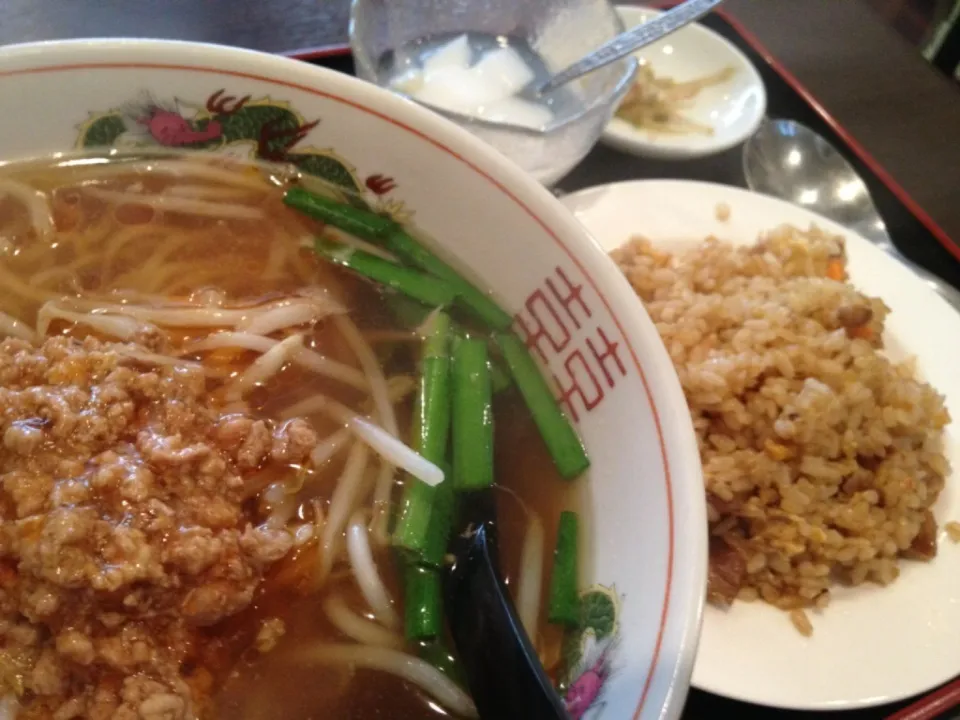 【週替ランチ】台湾ラーメン + 小チャーハンを頂きました。|momongatomoさん