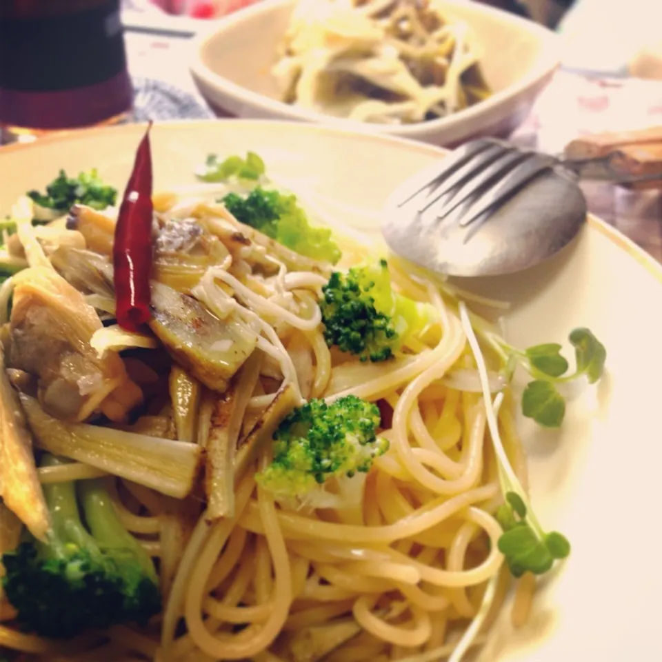 今日のトモコンダテはアサリとゴボウとブロッコリーのペペロンチーノ🐚🍝💚|🇯🇵ともこちゃん。さん