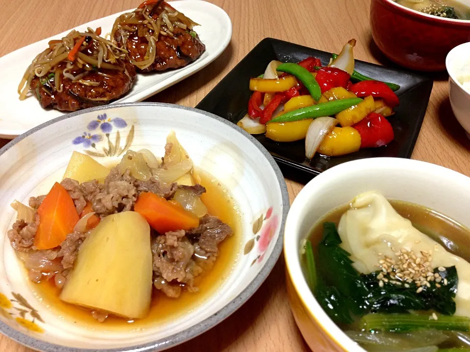 肉じゃがと豆腐ハンバーグとパプリカ炒めと餃子スープ|こんこんさん