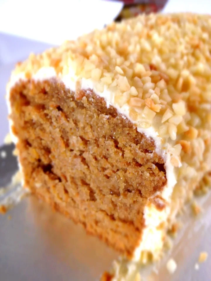 Moist carrot cake with cream cheese frosting & almonds|12Dragonさん