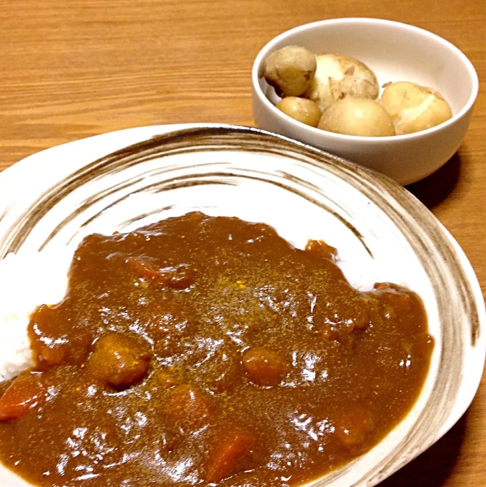 【今夜のウチご飯】カレーで元気！！(^-^)/Yokoが幼稚園の芋掘りで掘ってきたジャガイモの塩茹でも食卓に🎶小さい頃から，熱々のカレーを冷やご飯にかけて食べるのが好きなボク。今夜も炊きたてご飯があるにもかかわらず，あえて冷やご飯でw肝臓を気遣って，ターメリックをふりかけて頂きます(￣^￣)ゞ|takuya KAWANOさん