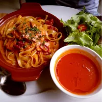 Fettuccine with Smoked Salmon served with tomato soup and vinaigrette salad|Vip Pachariyangkunさん