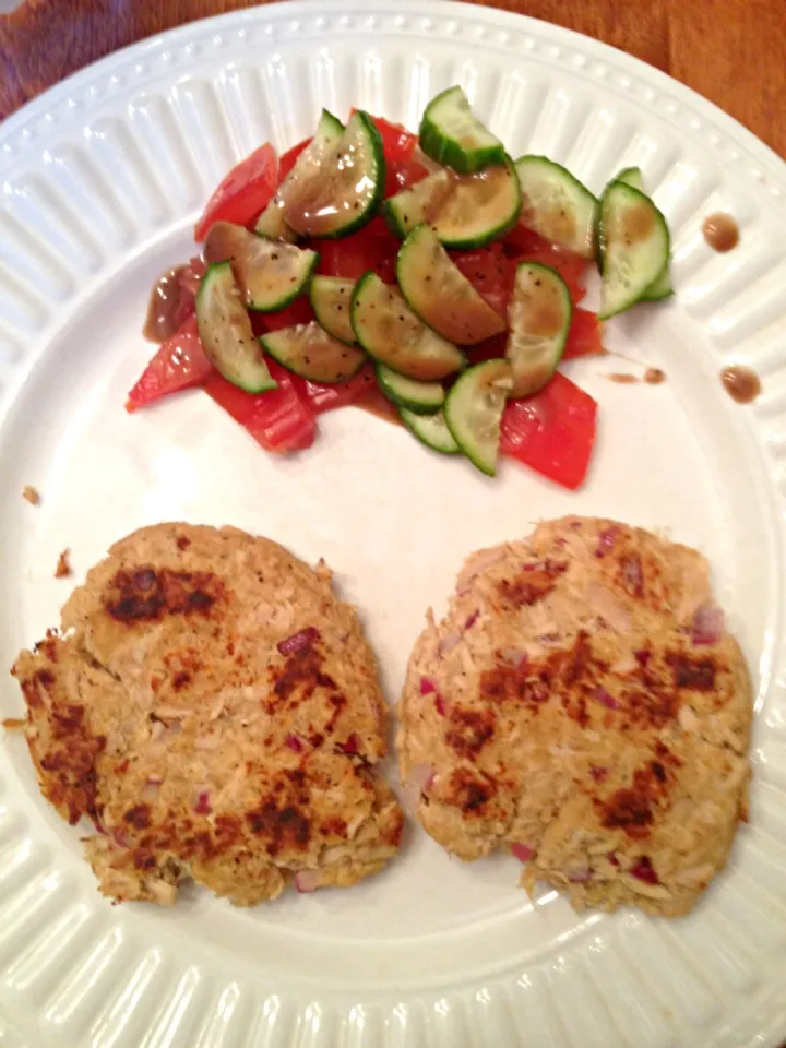 Tuna cakes w/cucumber&tomato salad|Carrieさん