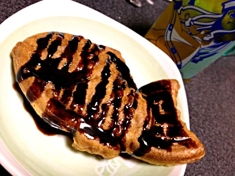 Snapdishの料理写真:#夜おやつ  チーズinたい焼きチョコレートシロップかけ。チーズとチョコが味が合うのは知ってたけど、チーズinたい焼きとチョコも味が合う！|ms903さん