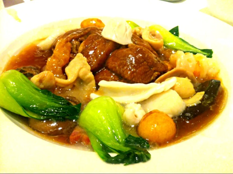 Half bird of braised duck with shrimps, scallops, sea cucumber, fish maws, cuttlefish, barbecued pork & mushrooms|skyblueさん