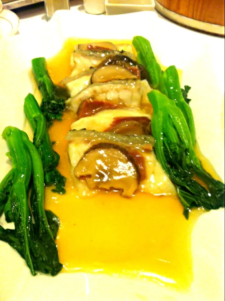 Steamed garoupa sliced with sliced ham, mushrooms & vegetables|skyblueさん