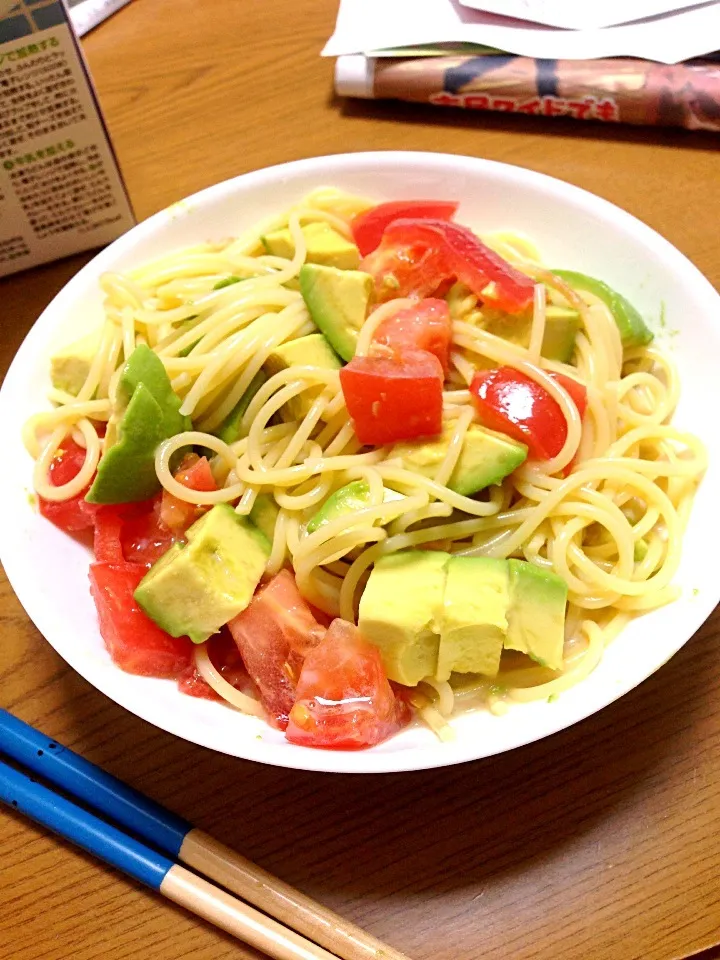 アボカドとトマトのパスタ|ゆさん