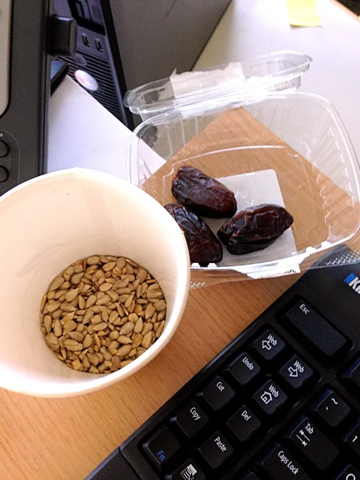 Snapdishの料理写真:Sunflower seeds + dates|Diego Iglesiasさん