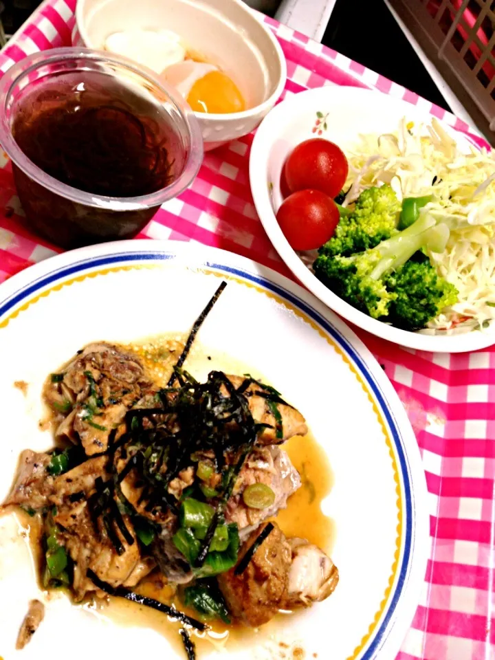 鯖の缶詰やら残りもののネギ焼きとキャベツのサラダ|ハルさん