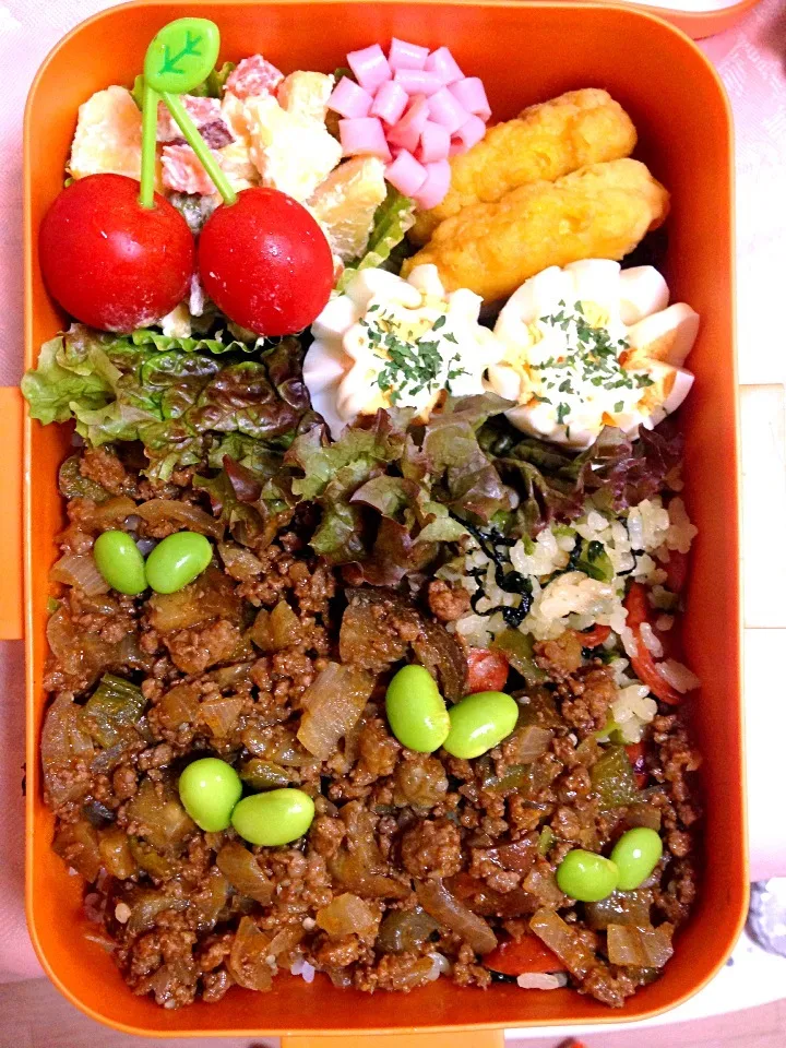 Snapdishの料理写真:本日の旦那サマ弁当🌸ドライカレ〜どーん(*´꒳`*)|maikoさん