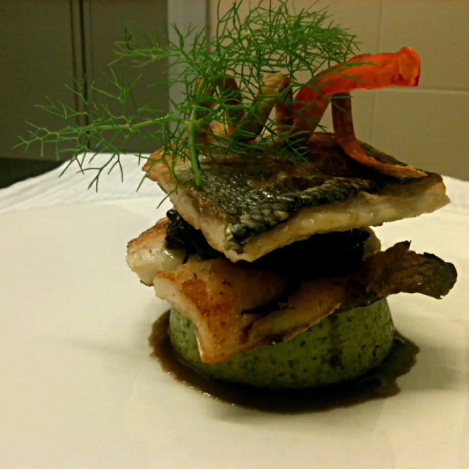 Branzino con cipolle rosse fondenti e tortino di zucchine|oncechefさん