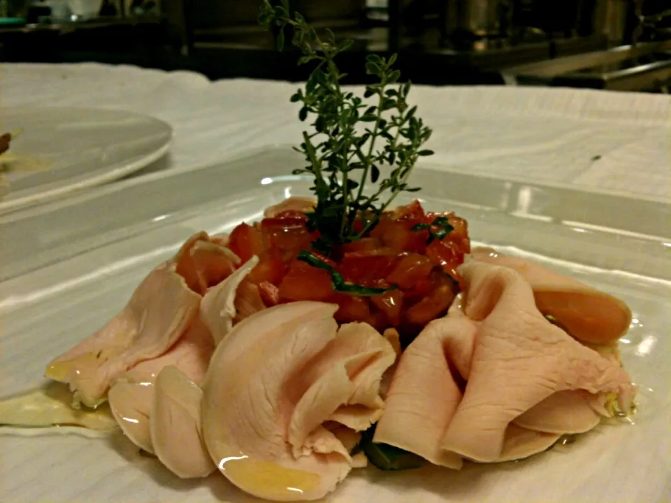 Homemade slow cooked turkey with composition of tomato|oncechefさん