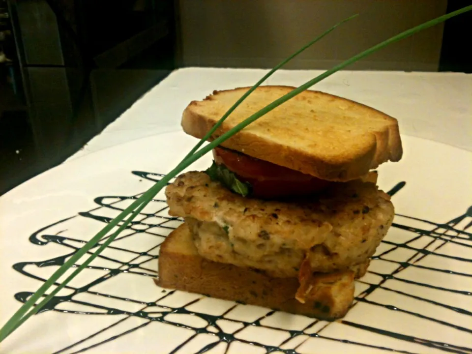 Fish burger with grilled tomatoes|oncechefさん