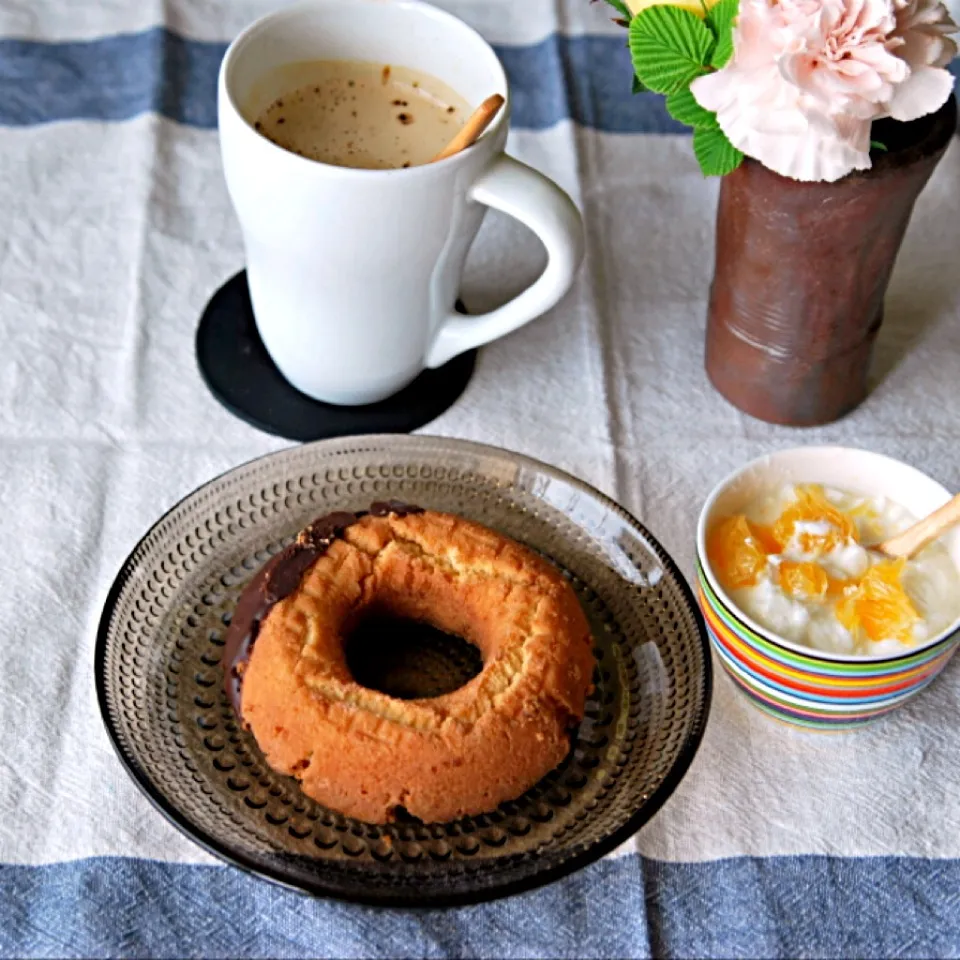 ミスドと甘夏ヨーグルトとカフェラテ。|M.さん