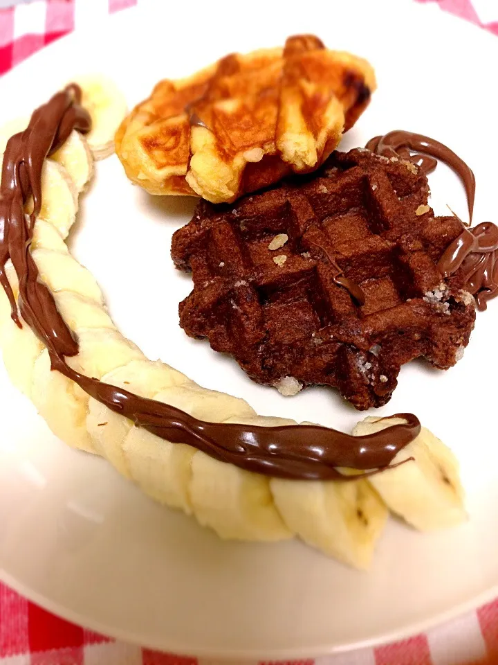 Choco and butter waffle with banana on top with Nutella|PhUnGさん