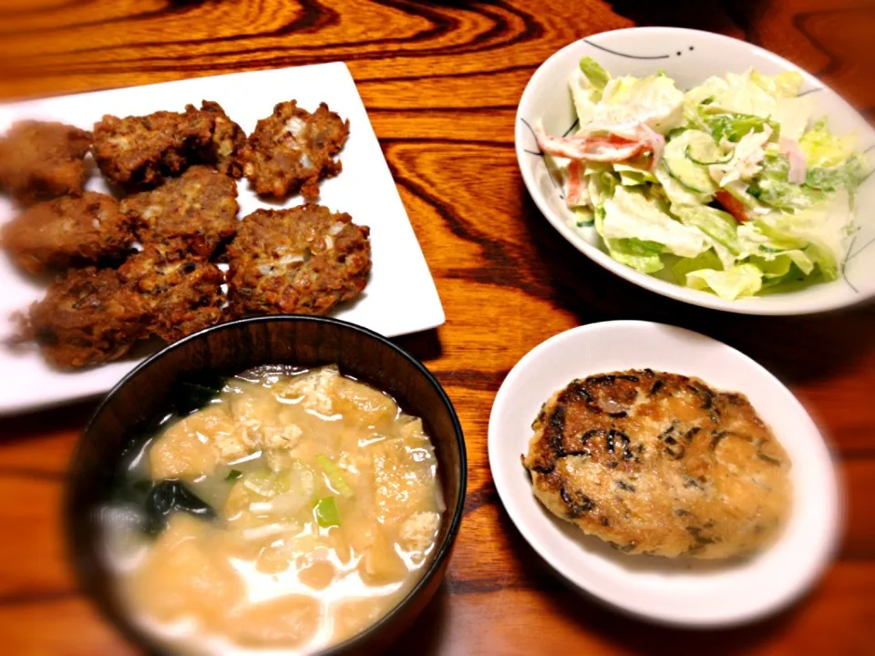 Snapdishの料理写真:鯖の唐揚げ、豆腐ハンバーグ、カニカマとレタスのサラダ、味噌汁|シロクロさん